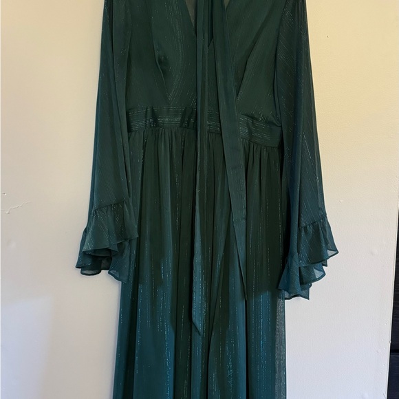MAXI DRESS - PLUNGE THIGH SPLIT DRESS IN EMERALD
SHOWPO - Picture 4 of 4
